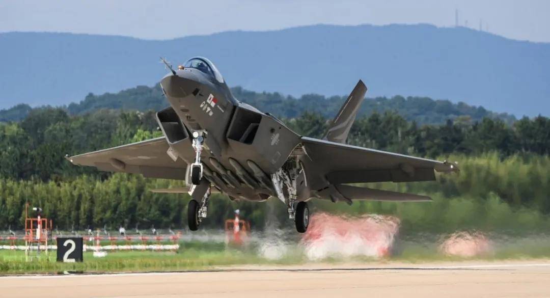 歼-35青春版？076专用舰载机？新机“超级小黄蜂”究竟是干嘛的？