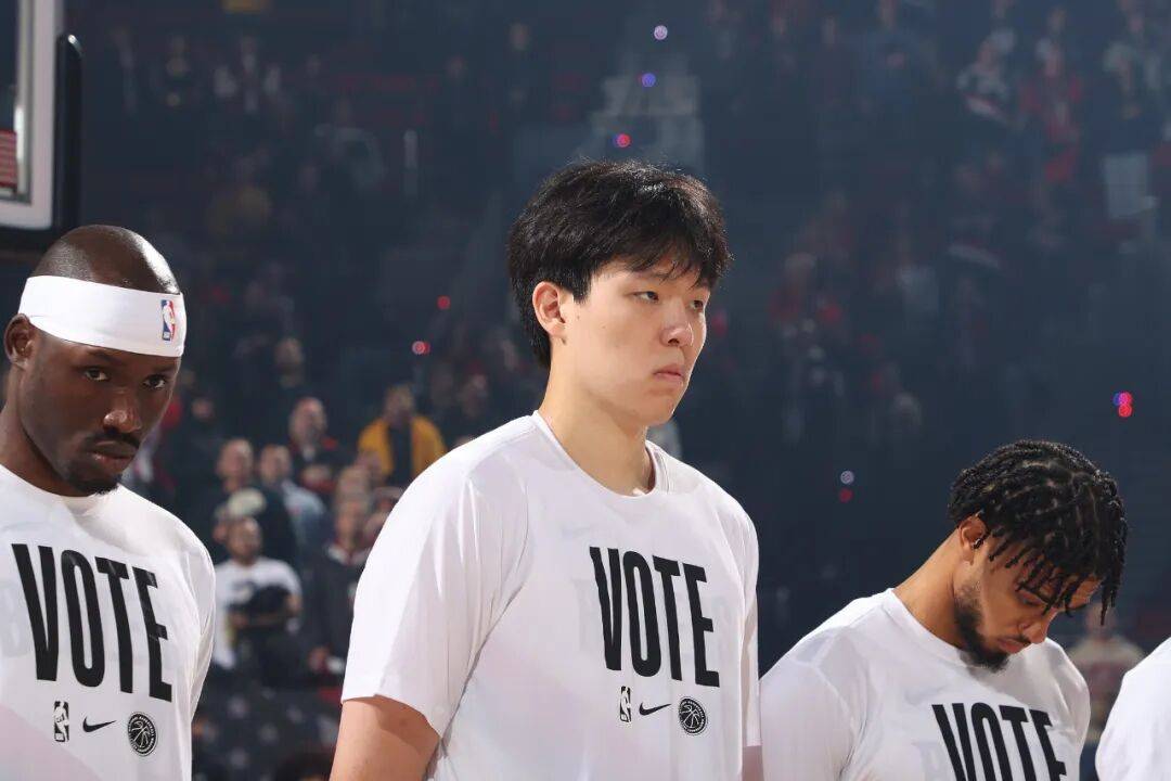 开拓者主帅回应杨瀚森被下放：他是个真正有职业精神的球员；此前已官宣被召回