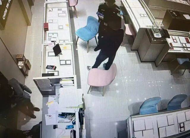 股市套现170万元后,杭州男子豪购300克金条!老板当场报警……
