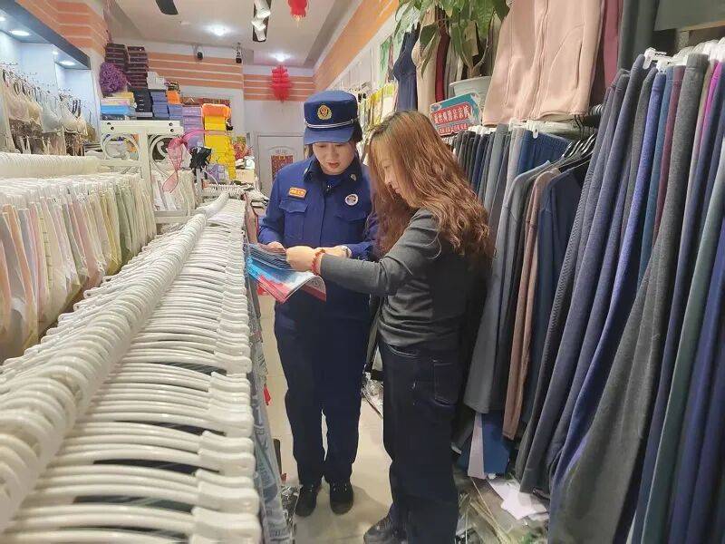 【基层动态】赤城消防深入沿街店铺开展“面对面”消防宣传活动