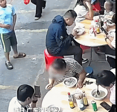 女子吃饭时突然倒地！深圳店主冲了上去，一家3人开始接力...