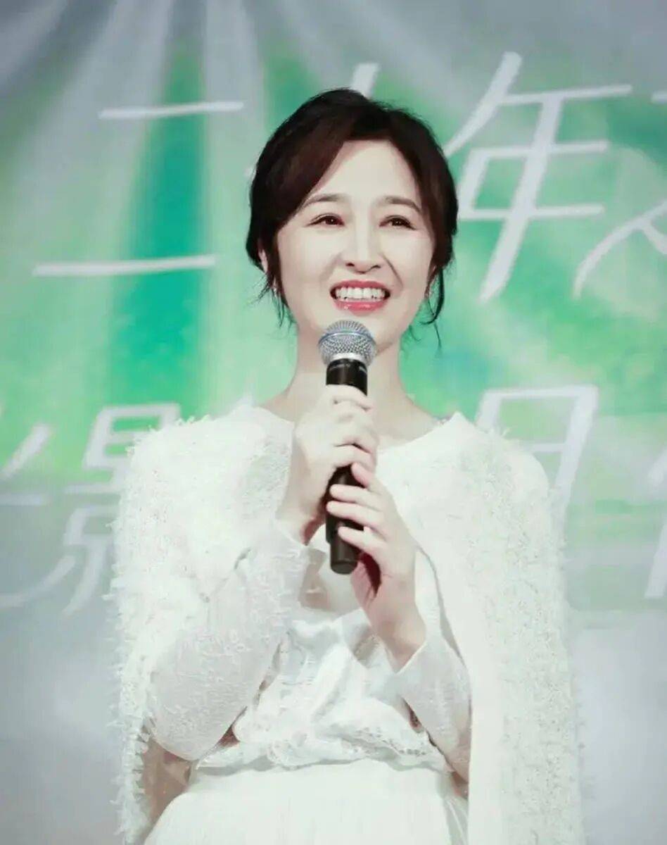 61岁关咏荷白衣出镜，状态年轻被赞似41岁！张家辉：我保持好自己，才能配得上她