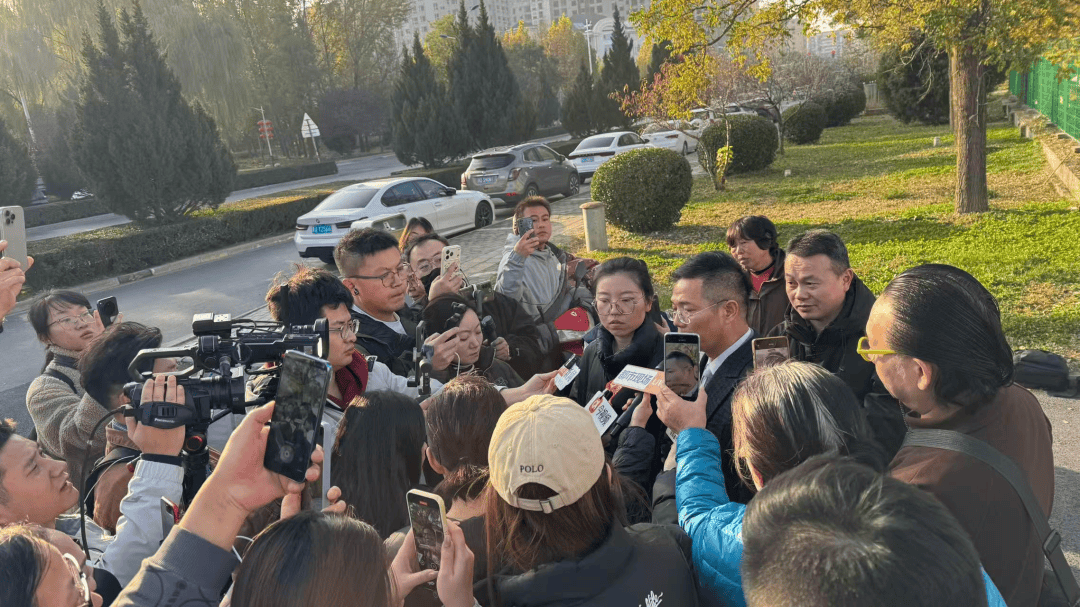 狗咬人被摔死，狗主人与多人上门打砸遭“反杀”！其妻后悔自责，双方各执一词