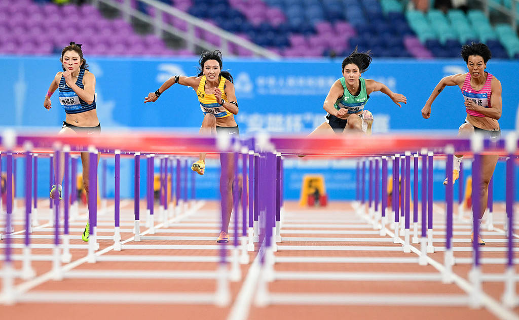 吴艳妮摘银颁奖台上仰面爆哭,她向粉丝和家人鞠躬,“给自己打0分,对不起你们”