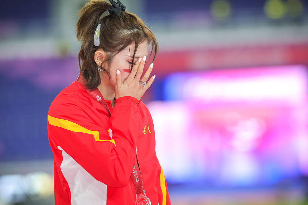 吴艳妮摘银颁奖台上仰面爆哭,她向粉丝和家人鞠躬,“给自己打0分,对不起你们”