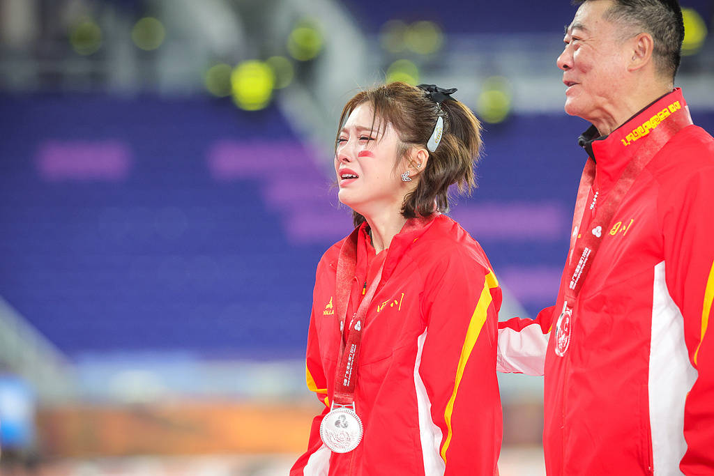 吴艳妮摘银颁奖台上仰面爆哭,她向粉丝和家人鞠躬,“给自己打0分,对不起你们”